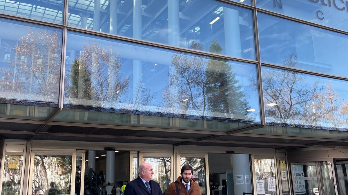 El juez Manuel García-Castellón abandona, ayer, la Ciudad de la Justicia de València, junto a un colaborador.