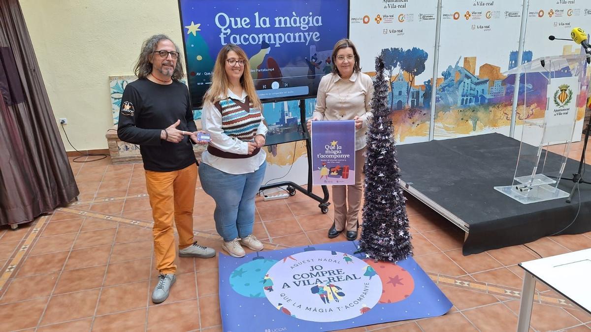 La concejala Ana Torres (centro) ha presentado la campaña navideña junto a la secretaria de Ucovi, Tere Esteve; y al representante del Mercat Central, Javier López.