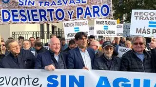 Un millar de agricultores y empresarios exigen al Gobierno que anule el recorte del trasvase Tajo-Segura