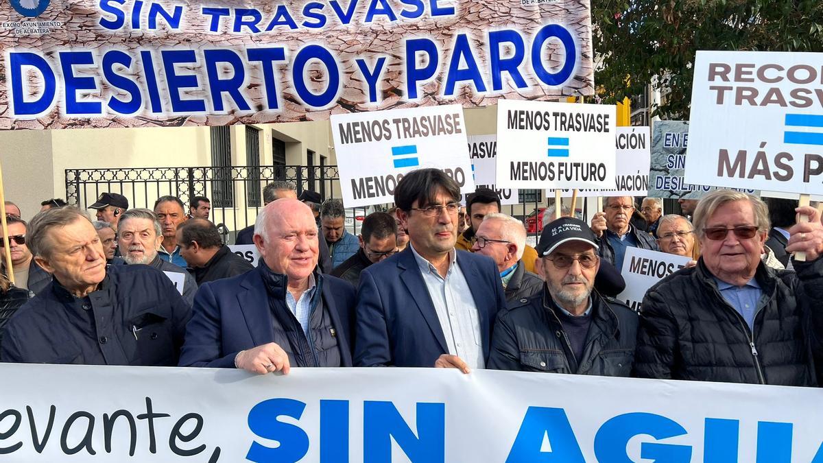 Dos mil agricultores y empresarios exigen al Gobierno que pare el recorte del trasvase Tajo-Segura en una manifestación en Murcia