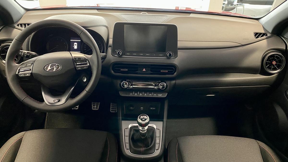 El interior del Hyundai Kona N Line 30 Aniversario cuenta con detalles "N" que personalizan el volante o el pomo de la palanca de cambios, entre otros detalles.