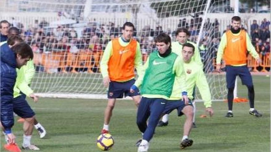 Messi, defensat per Xavi, durant l&#039;entrenament del Barça a Palafrugell el 2 de febrer de 2010.