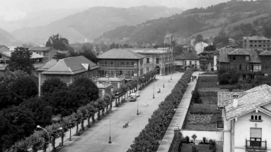 Arriba, vista de la antigua Avenida, con el Hogar del Productor y el Ayuntamiento al fondo. En el centro, la actual calle Libertad y la antigua cárcel, en La Pontona. Abajo, la plaza del Ayuntamiento y otra vista de la calle Libertad. | Aulav