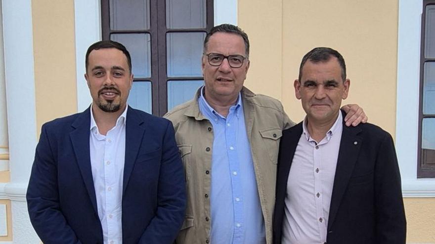 El alcalde Idafe Hernández (i), junto al consejero Poli Suárez (c).