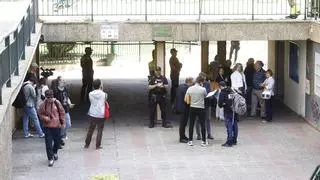 La Policía desaloja el albergue ilegal de Parque Roma en Zaragoza: "Es una mierda, pero es mejor que estar en la calle"