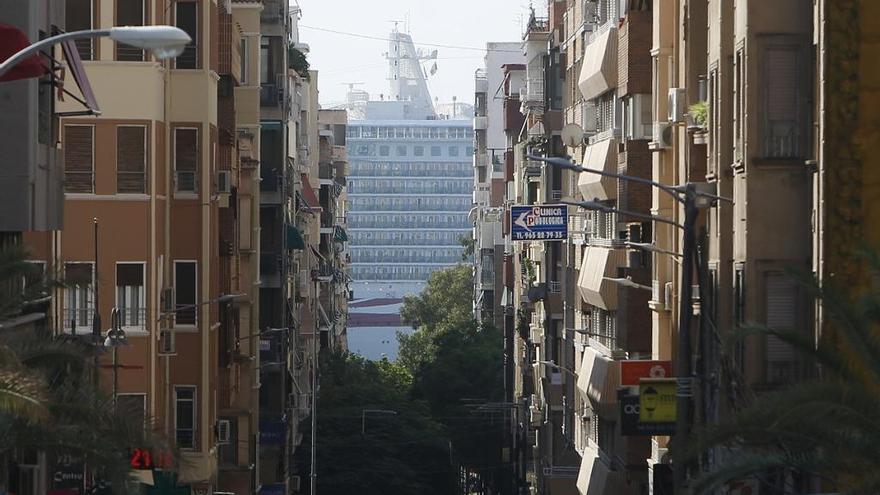 Amarra en Alicante el lujoso &quot;Britannia&quot; con 4.000 turistas, el 80% de visita en la ciudad