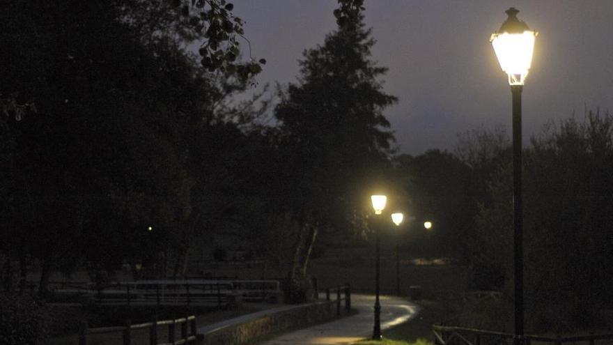 Unas farolas encendidas durante la noche.