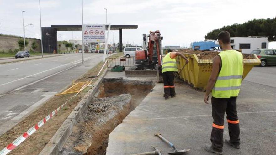 Dos operarios trabajan en el área de servicio de autocaravanas.