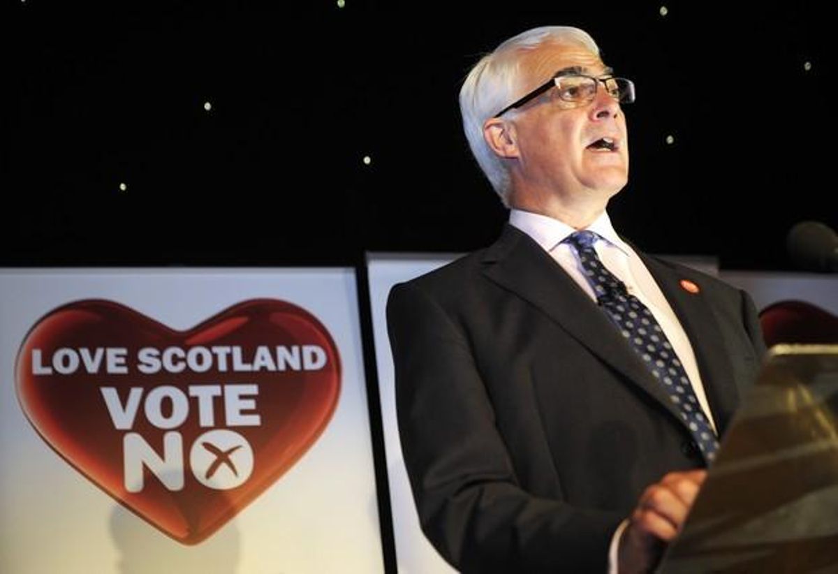 El líder laborista Alistair Darling, en la seva compareixença de premsa.