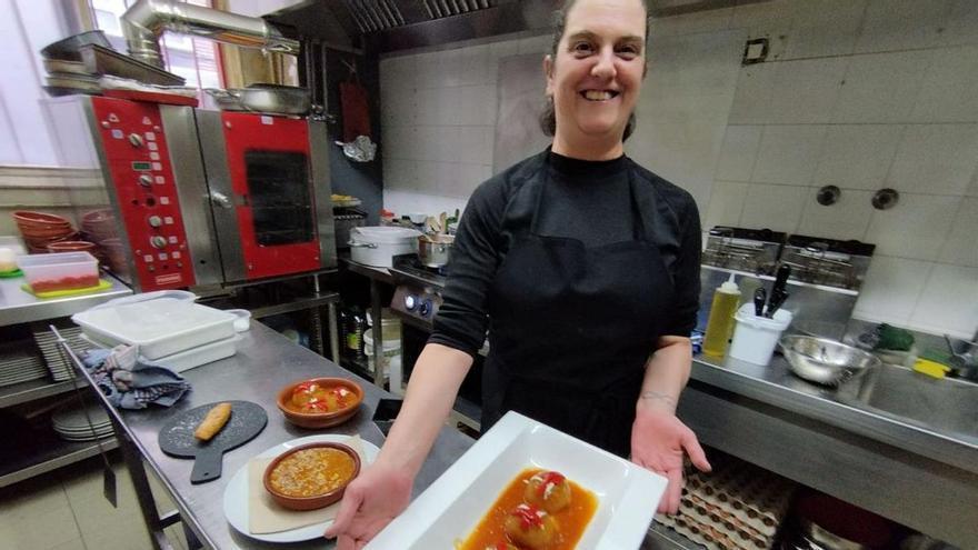 Noelia Álvarez muestra un plato  de cebolles  rellenes  en El Entrego. | D. O.