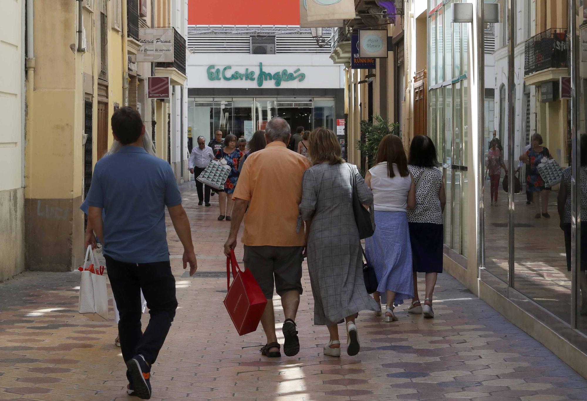 Ambiente festivo en el centro de València por Sant Joan