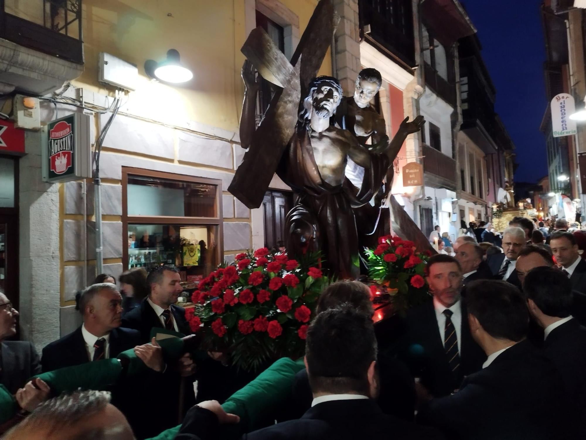 El Cirineo, La Magdalena y La Dolorosa procesionan por las calles de Llanes durante el Vía Crucis del Miércoles Santo