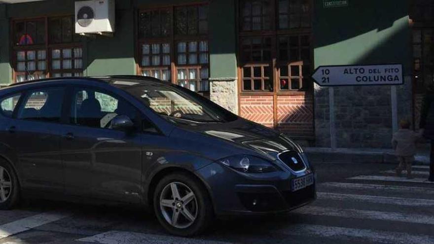 Unos paseantes observan la nueva señalización al Fitu, ayer.