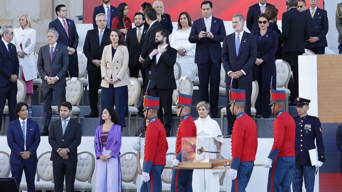 El rey Felipe VI, de pie, durante la retirada de la espada de Simón Bolívar.