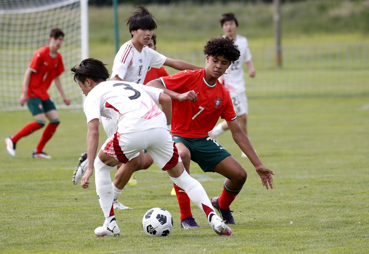 El portugués Cristiano Ronaldo Junior (D) en acción contra el japonés Haru Tsushima durante el partido entre Portugal y Japón en el torneo juvenil Sub-15 en Croacia. Cristiano Ronaldo Junior, hijo de Cristiano Ronaldo, forma parte de la selección portuguesa que participa en el torneo. EFE/EPA/ANTONIO BAT ////////// SVETI MARTIN NA MURI (Croatia), 13/05/2025.- Cristiano Ronaldo Junior (R) of Portugal in action against Haru Tsushima of Japan during the match between Portugal and Japan at the Vlatko Markovic Under-15 youth tournament in Sveti Martin na Muri, Croatia, 13 May 2025. Cristiano Ronaldo Junior, son of Cristiano Ronaldo, is part of the Portugal squad that is taken part in the tournament. (Croacia, Japón) EFE/EPA/ANTONIO BAT