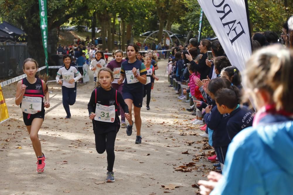 Más de 1.100 jóvenes atletas desafían a las bajas temperaturas para participar en la tradicional carrera de cross escolar.