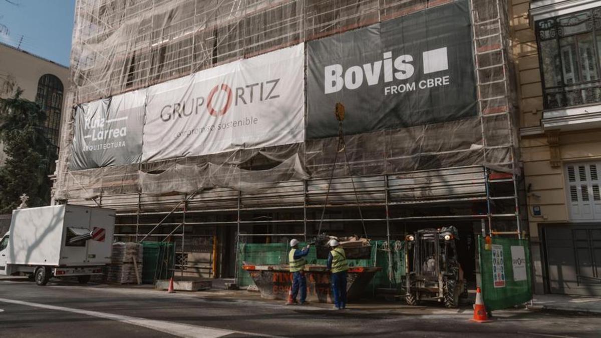 Obreros trabajando en la rehabilitación de Castellana, 19.