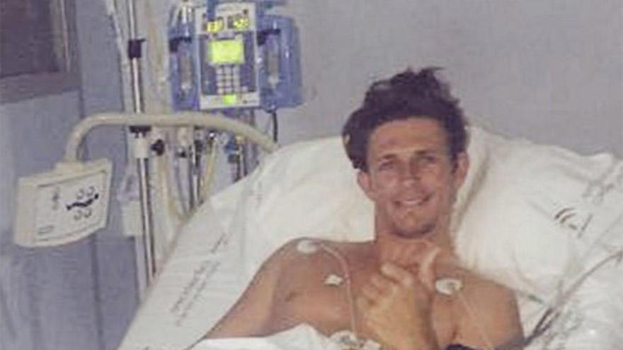 Jake Hall, en el hospital tras la agresión.