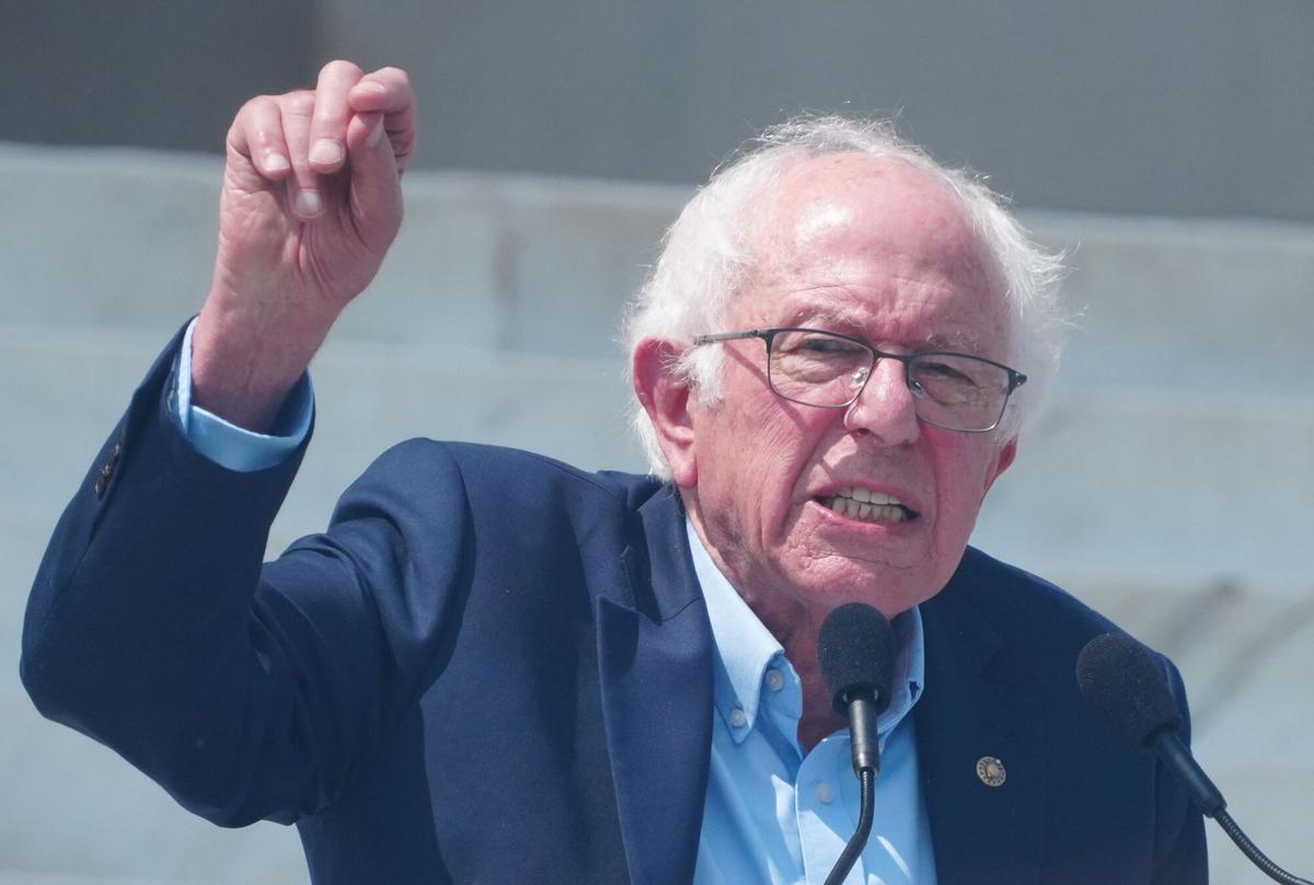 El senador estadounidense Bernie Sanders interviene en una concentración por la defensa del derecho a voto, como respuesta a las restricciones impuestas por la Administración Trump, en Washington, D.C., el 28 de agosto de 2026.