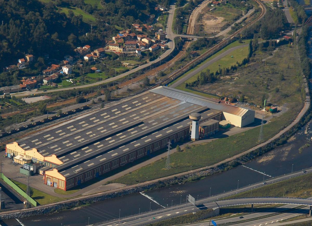 La parcela en la que se querían ubicar los parques de baterías, tras la antigua factoría de Mieres Tubos, con Sueros a la izquierda.