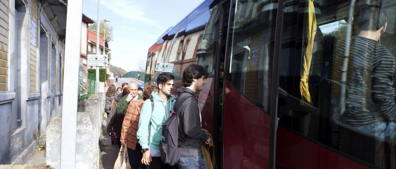 Viajeros acceden en Tuilla al autobús habilitado ante otro corte anterior de la circulación ferroviaria en la línea de Feve. | Fernando Rodríguez