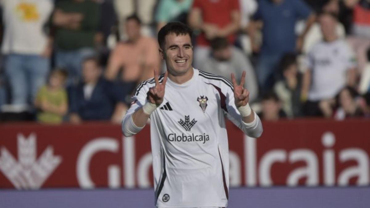 Jon Morcillo celebra un gol con el Albacete