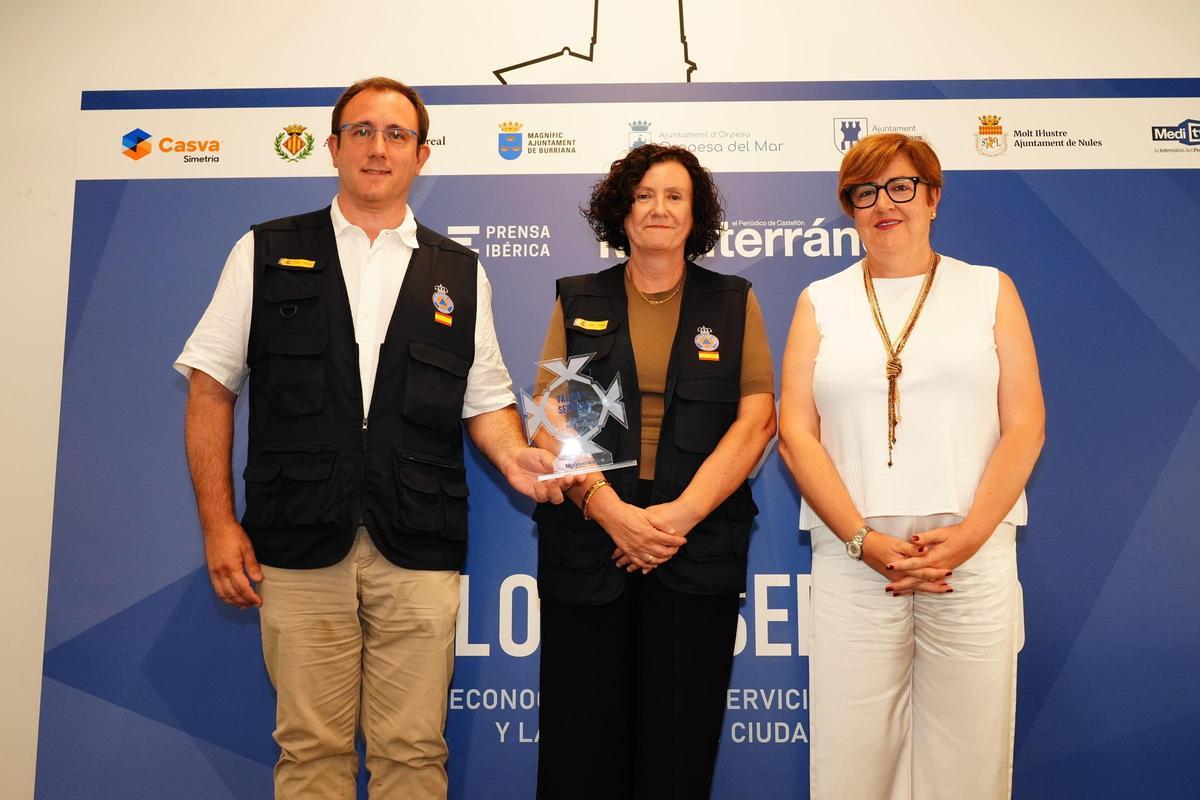 Ricardo José Rambla (I), Jefe de la Unidad de Protección Civil de la Subdelegación del Gobierno de Castellón, junto a Rosa María Torres (M), Técnico de la Unidad de Protección Civil de la Subdelegación del Gobierno, recibiendo el premio entregado por Antonia García (D), la Subdelegada del Gobierno de Castellón