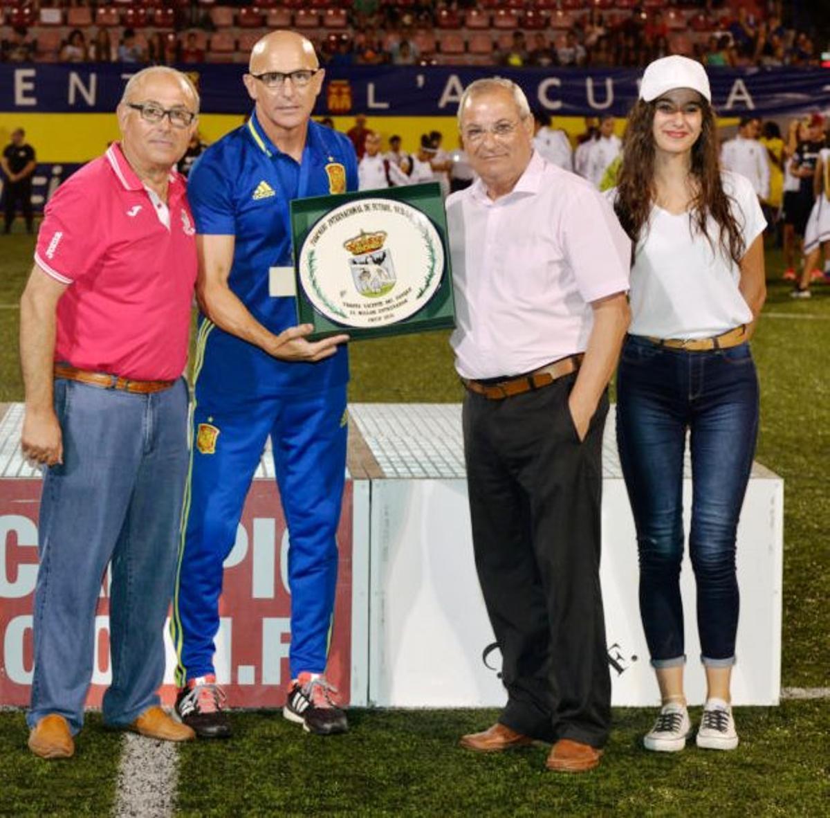 Luis de la Fuente recibió el galardón de mejor entrenador  en una de las ediciones del COTIF.