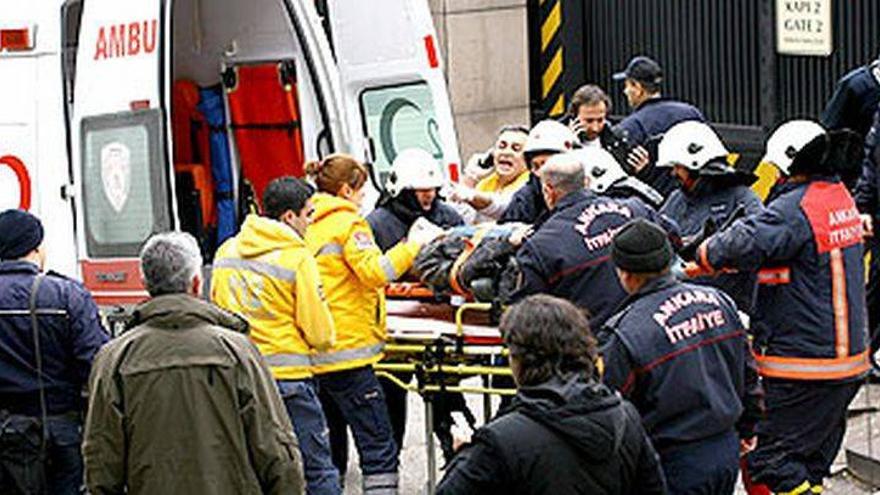 Un atentado cerca de la embajada de EEUU en Ankara causa tres muertos