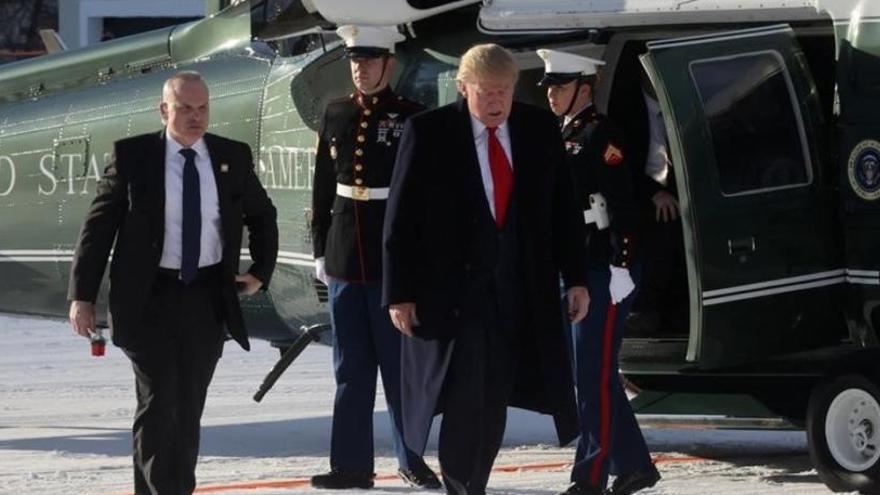 Trump se dirige hacia el Centro de Convenciones de Davos.