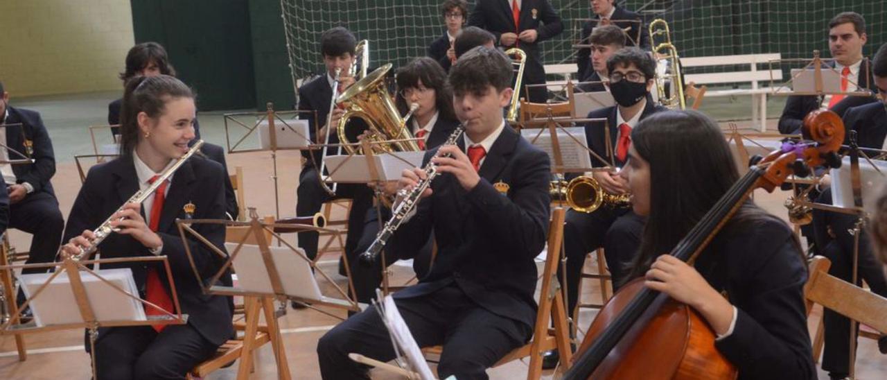 Integrantes de la Banda Municipal de Música de Valga durante el concierto previo a la comida.   | // NOÉ PARGA