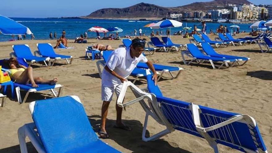 Los hamaqueros de la playa de Las Canteras, de punta en blanco