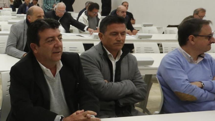Vicente Meseguer, en el centro de la imagen, en la última junta de accionistas