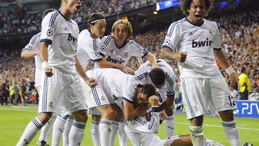 Los jugadores del Madrid celebran el gol anotado el martes por Cristiano Ronaldo. / félix ordóñez