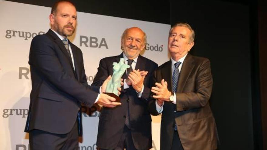 Joan Esculies rep el premi Gaziel de mans de Ricardo Rodrigo, president d&#039;RBA, i Javier Godó