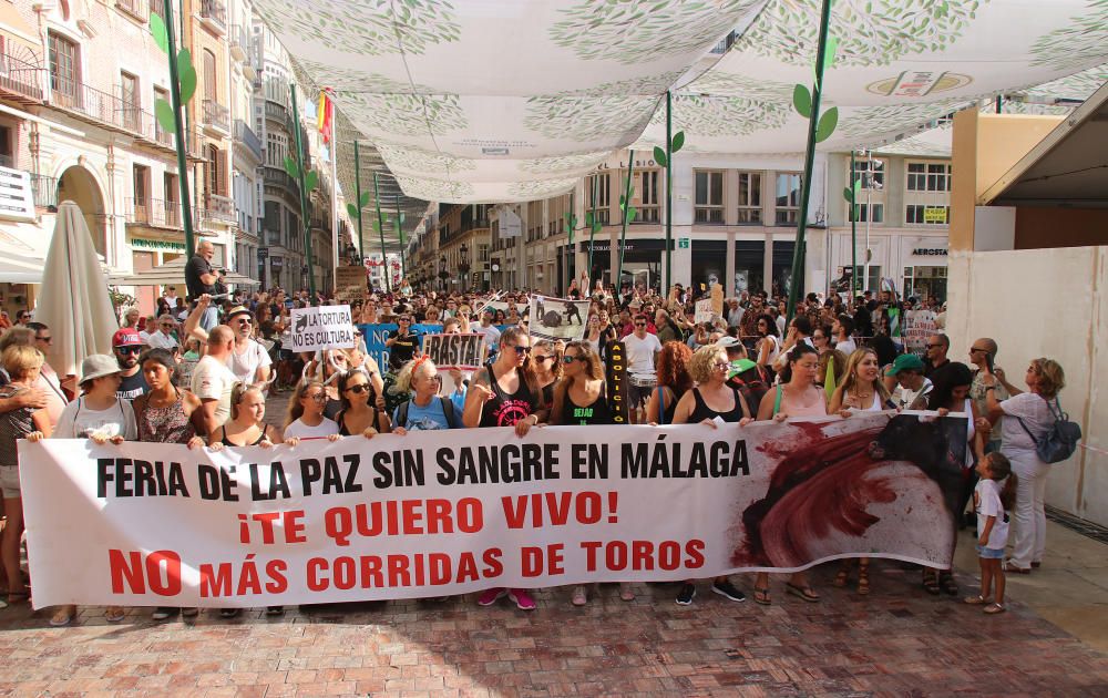 Centenares de personas se unen en Málaga contra la tauromaquia