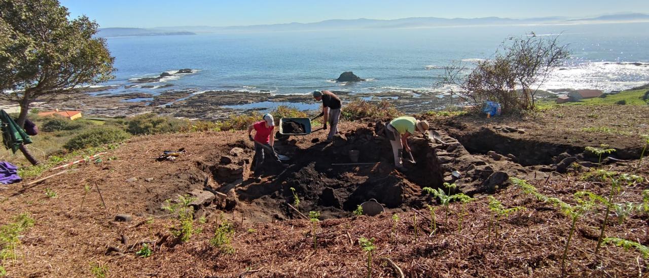 Los arqueólogos trabajando en Ons.