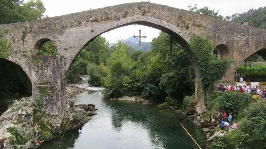 Público y participantes en el concurso de pesca, junto al puente &quot;romano&quot; de Cangas de Onís.