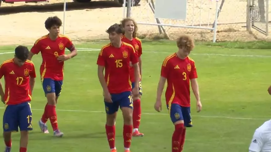 Michal Zuk firma el quinto gol con un cabezazo impecable para la Sub-17