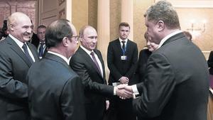 Salutació entre Vladímir Putin i Petró Poroshenkio, ahir a Minsk.