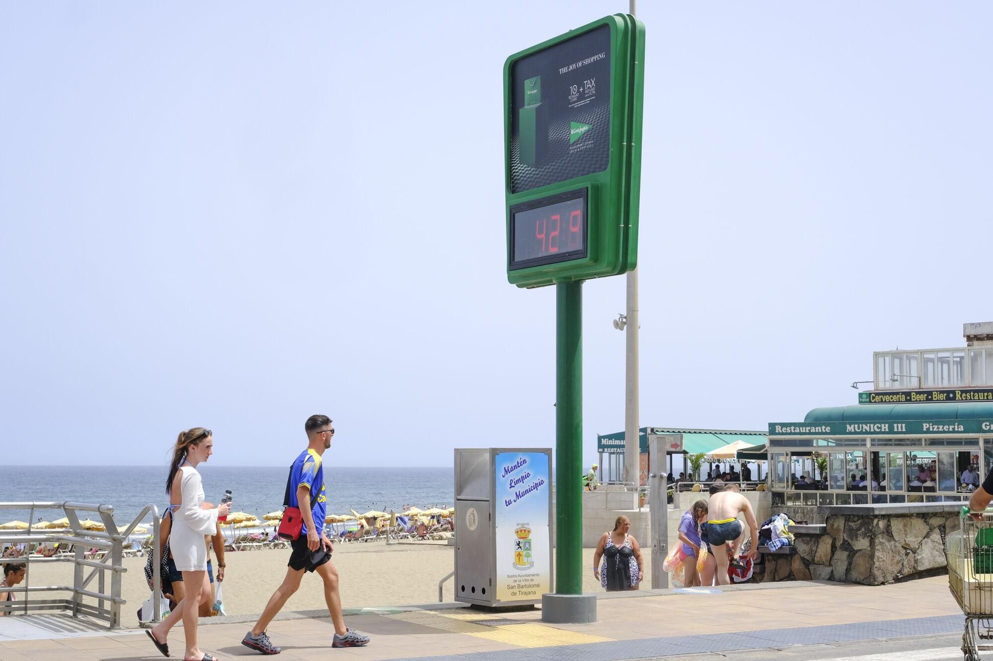 Jornada de fuerte calor en Playa del Inglés (17/07/25)