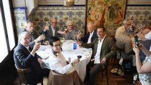 Rosa Gil, al fondo, rodeada empezando por su derecha por Carles Vilarrubí, Pedro Balañá, Joan Gaspart, Carme Ruscalleda, Bruno Balbás y Eduardo Mendoza.