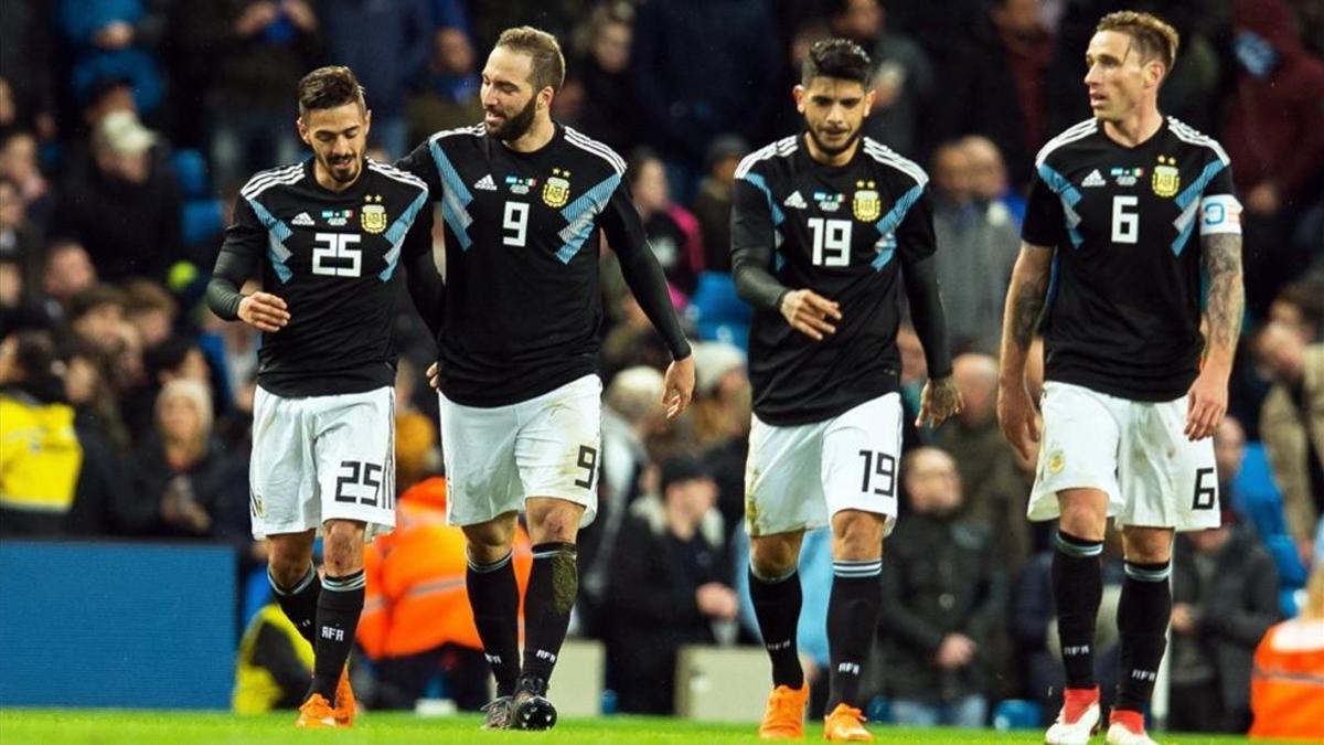 Los jugadores argentinos, con Higuaín y Banega al frente, felicitan a Lanzini