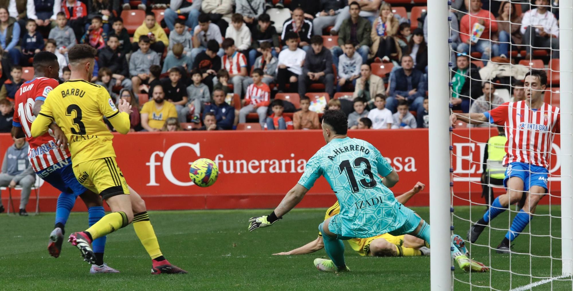 En imágenes: Así fue el partido entre Sporting y Mirandés en El Molinón