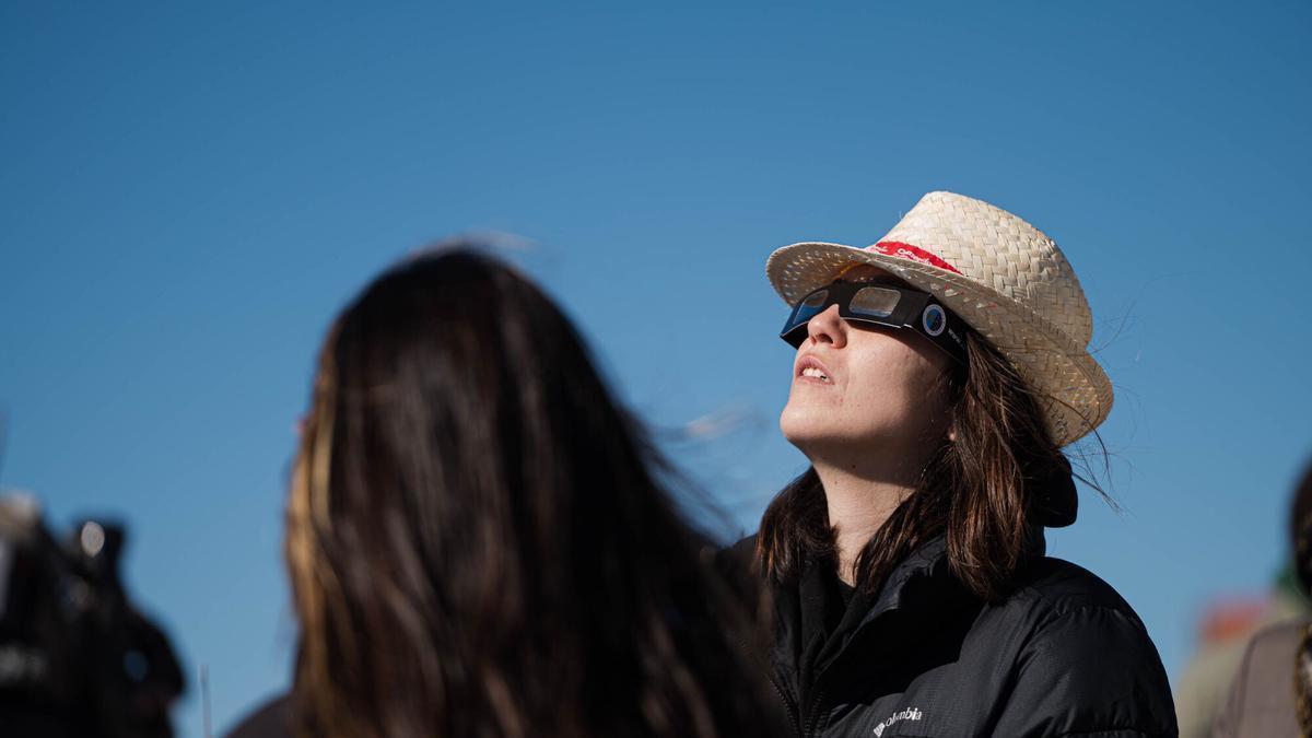Una persona observando un eclipse
