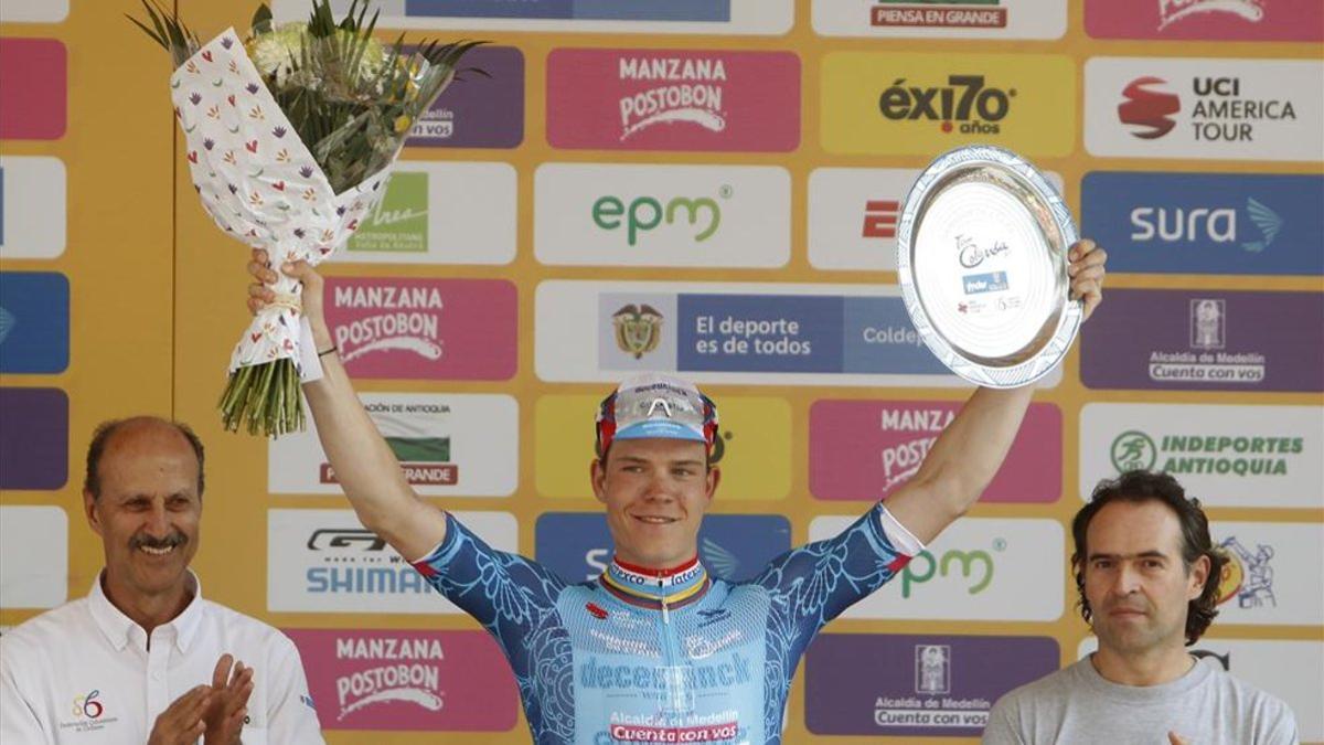 Bob Jungels (Quick Step) celebra la victoria de etapa en el podium