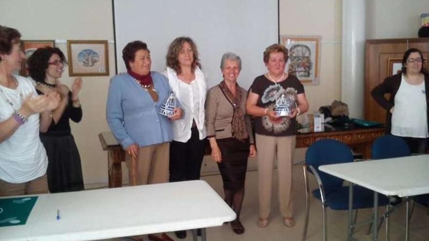 Las ganadoras del concurso de baraja.