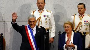 Piñera saluda tras recibir la banda presidencial de la presidenta saliente Michelle Bachelet.