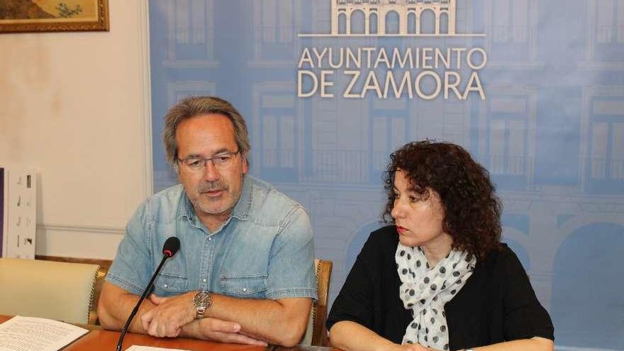 Francisco Guarido y María José González Torijano, exconcejala de Izquierda Unida.