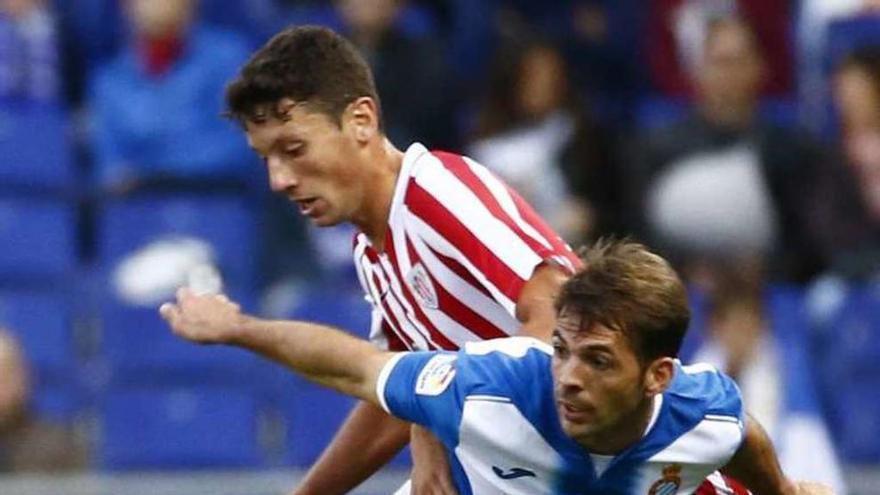 Víctor Sánchez pugna con Mikel Vesga ayer en Cornellà.